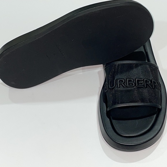 BURBERRY
Buckingham Mesh & Leather Slides. Size 38(8). Code:0400017592913 - Picture 4 of 12